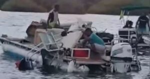 Lancha rápida chocando contra pontón en bahía de San Andrés con daños visibles