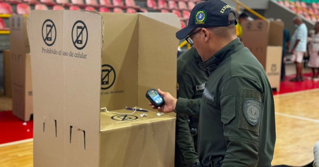 Subcomisario Castañeda liderando inspección técnica en urnas electorales de Cartagena
