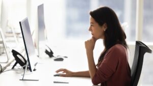 Trabajadores hispanos en sectores vulnerables a la automatización por IA