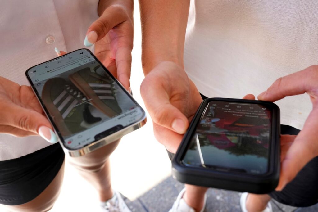 Una persona reflexiva mirando su teléfono con una expresión serena, simbolizando la conexión con su interior