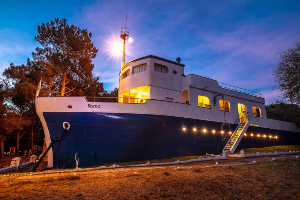 Una enorme casa azul y blanca con forma de barco en Pehuen Co, Argentina