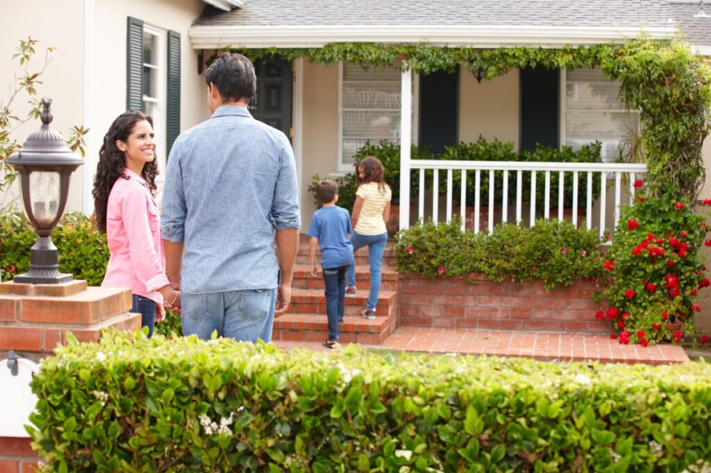 Familias hispanas en un entorno de vivienda asequible, con escuelas y servicios públicos de calidad