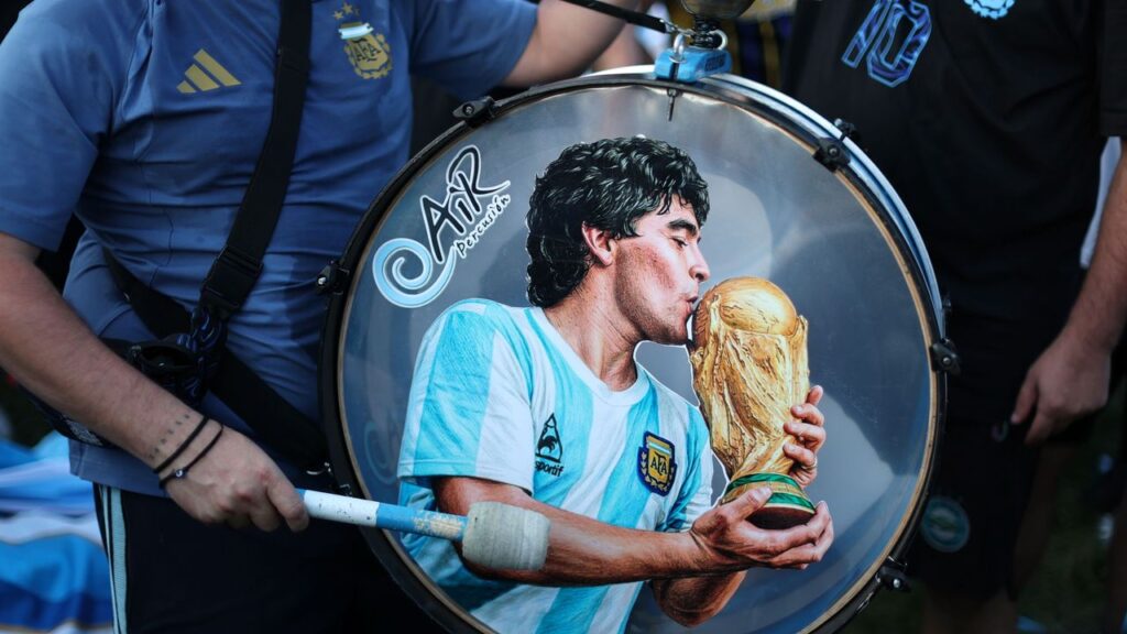 Diego Maradona con camiseta Argentina 1986 en anuncio de apuestas con IA
