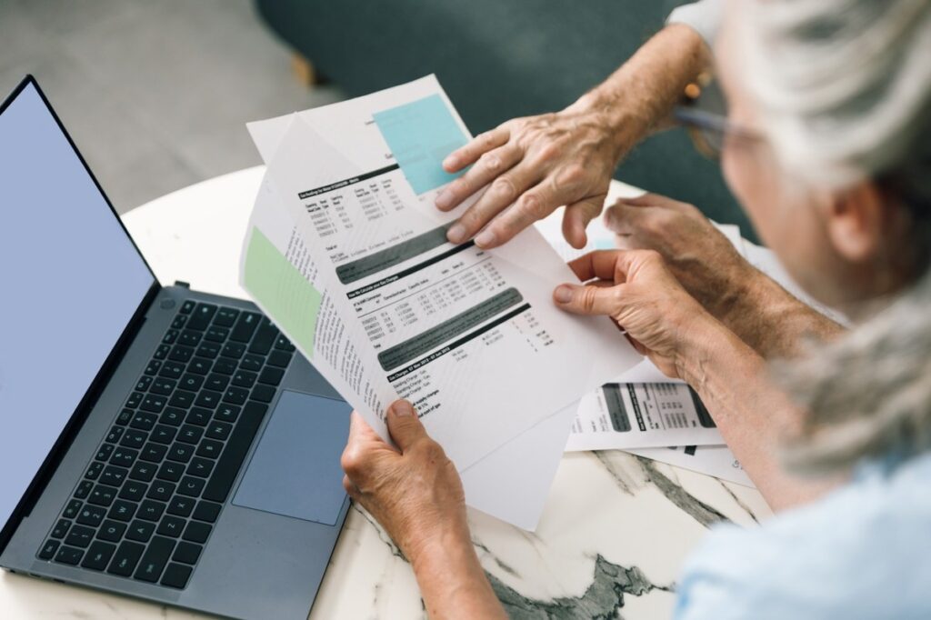 Gráfico de ahorro 401(k) con flechas mostrando retiros estratégicos y riesgo de agotamiento