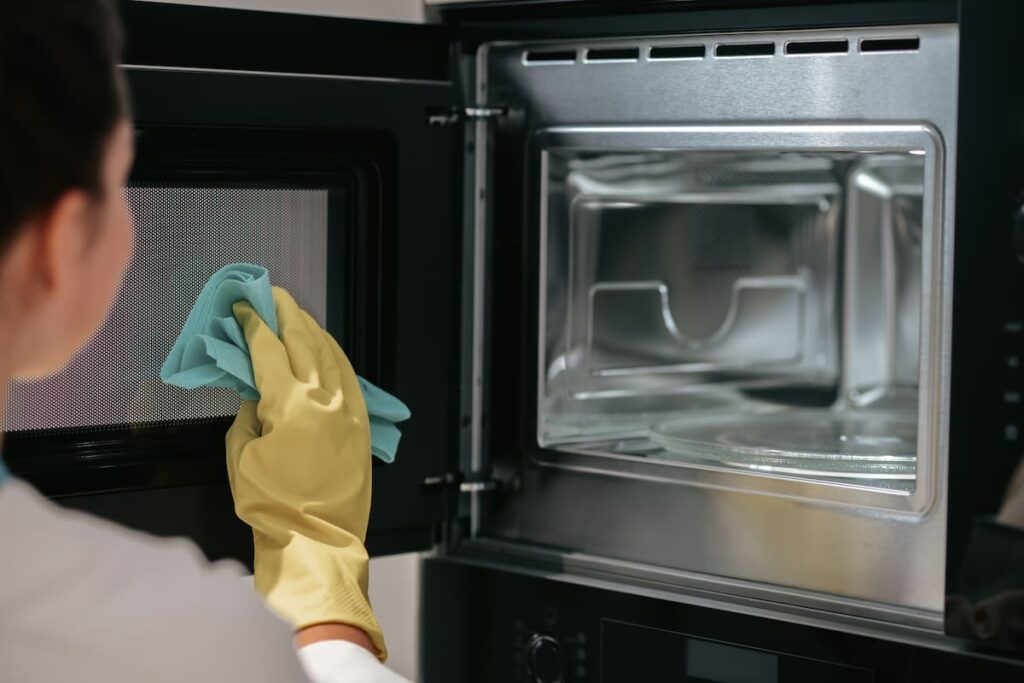 Horno limpio con limones y sal esparcida sobre la superficie