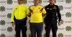 Imagen de una mano de hombre mayor con un fondo de警ancia o un barrio, con un rótulo 'Detenido por abuso'