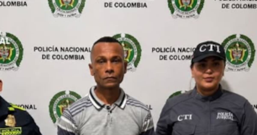 Fernando Choles Rosado escoltado por agentes de la Policía Nacional tras su captura