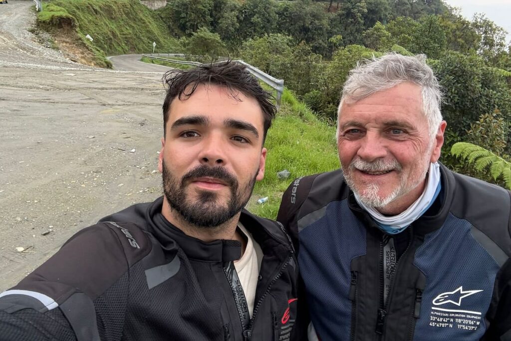Padre e hijo en motos durante su viaje de 15.000 km por 13 países hacia el Mundial