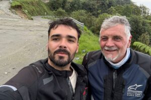 Padre e hijo en motos durante su viaje de 15.000 km por 13 países hacia el Mundial