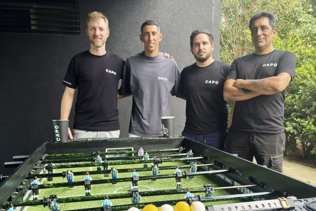 Metegol moderno con pasto sintético y jugadores 3D personalizados