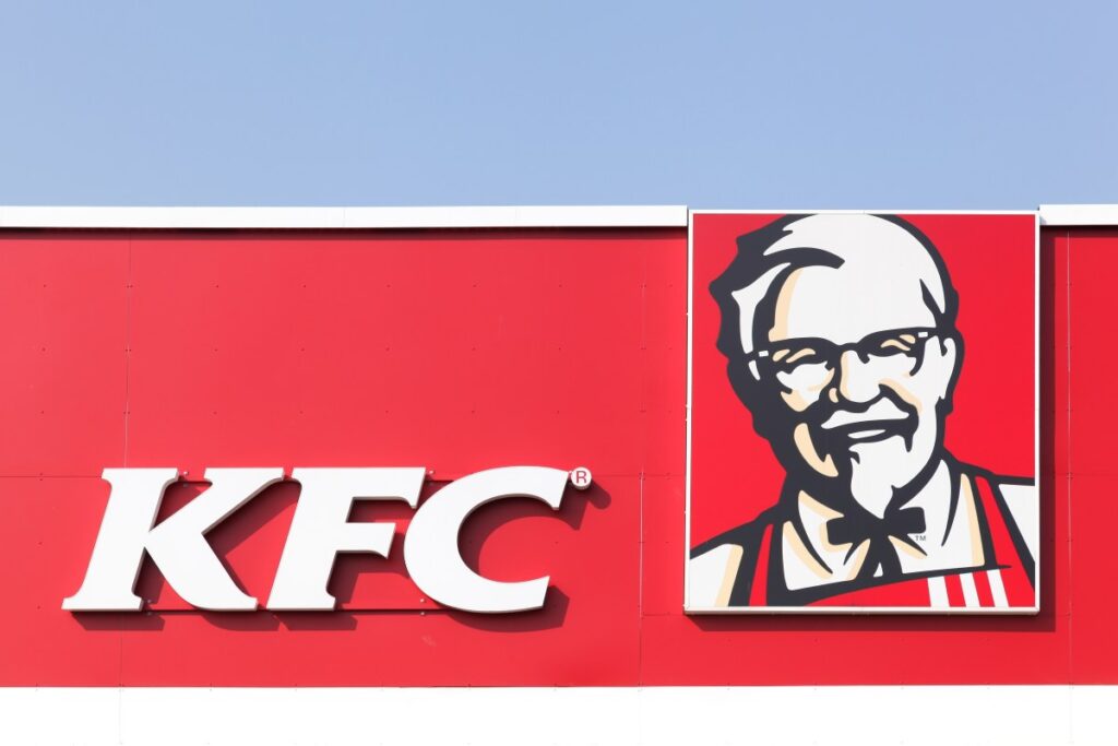 Un bucket de pollo frito de KFC con su icónico logotipo