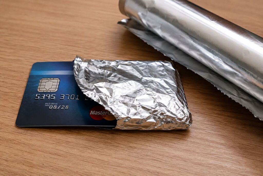 Tarjeta contactless envuelta en papel aluminio para bloquear señales RFID