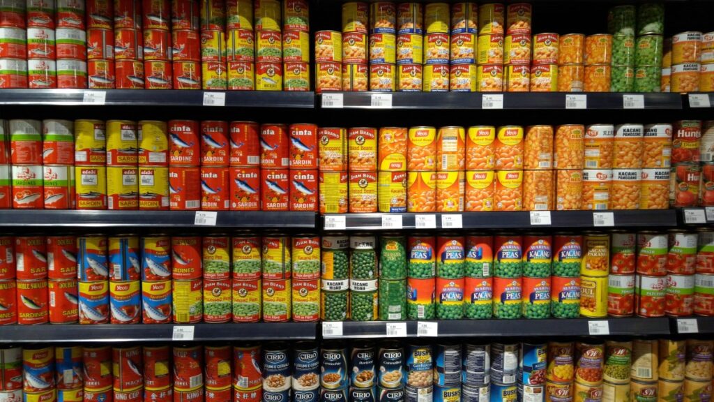 Una lata de vegetales enlatados en un supermercado con precios competitivos