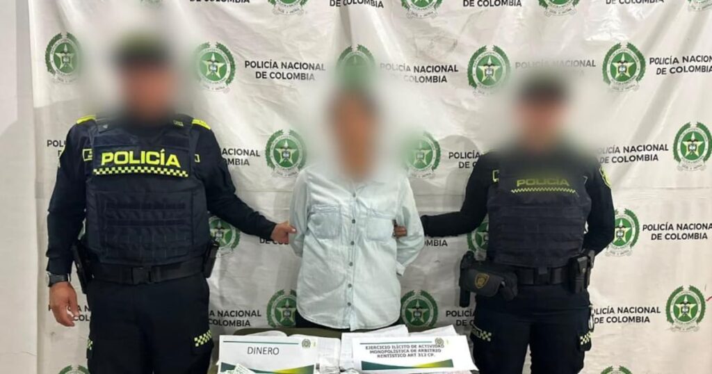 Policía incautando material de chance ilegal en operativo en Bolívar