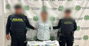 Policía incautando material de chance ilegal en operativo en Bolívar