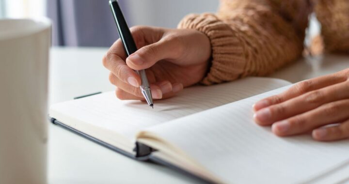 Qué dice la psicología de las personas que escriben a mano en lugar de usar su celular