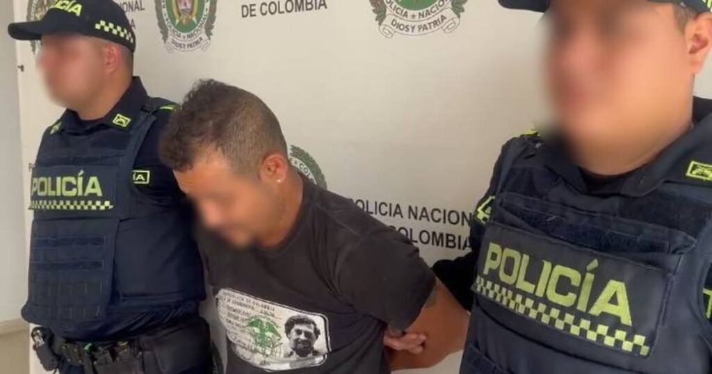 Policía deteniendo a presunto narcotraficante con drogas incautadas en Cartagena