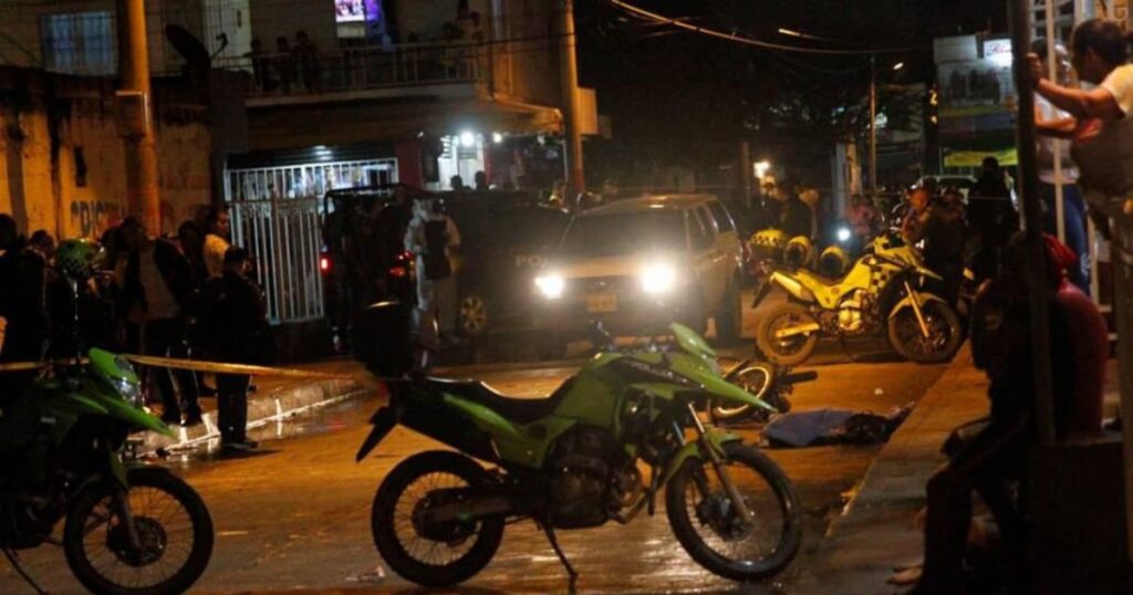 Sicarios en moto disparando en calles de Olaya durante la noche