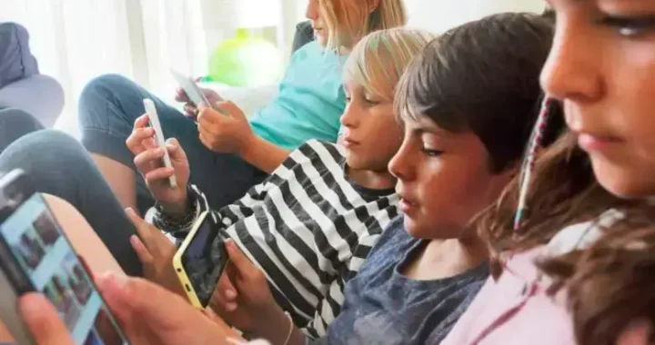 Reino Unido prohíbe redes sociales a menores de 16 años