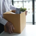 Imagen de una persona mirando un mapa de Estados Unidos con un gran cambio de sede de Nueva Jersey a Texas