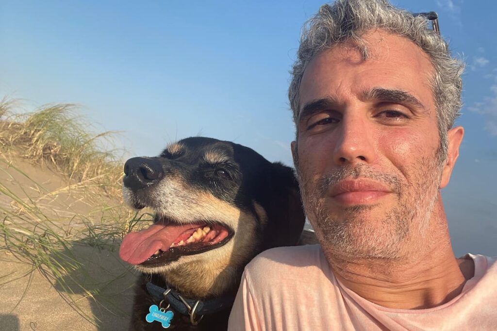 Un perro con la vista perdida en uno de sus ojos se acerca a un hombre de manera cariñosa