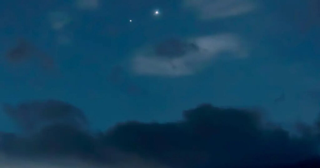Imagen de Venus y Júpiter en conjunción en el cielo nocturno