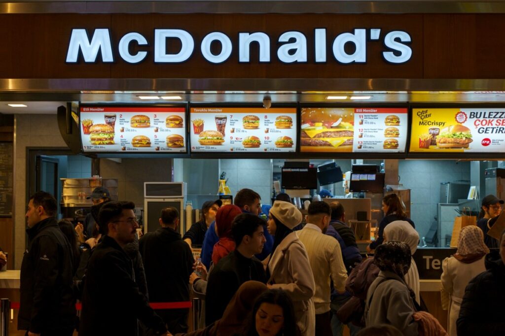Una familia disfruta de una comida en McDonald’s, con una Big Mac y papas fritas en primer plano.