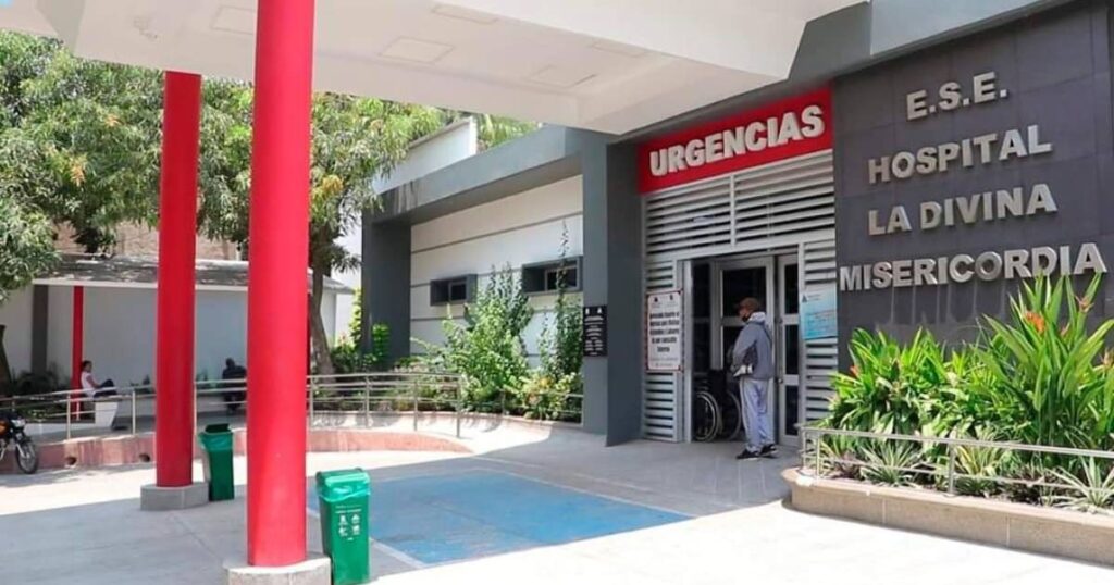 Imagen de un barrio con policías y gente afectada por la violencia en el territorio