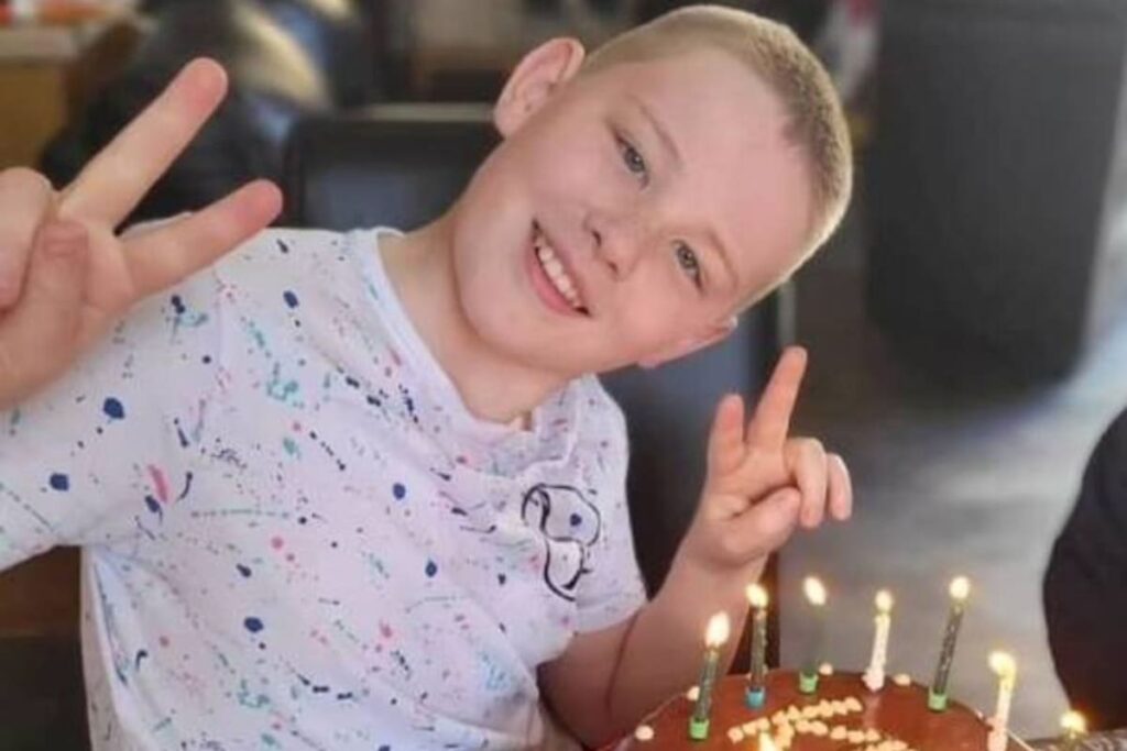 Kevin Sweeney sonriendo tras conocer su CI 162 en prueba de inteligencia