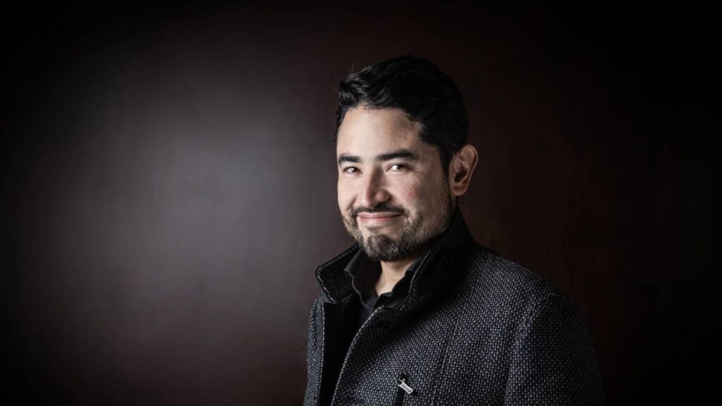 Freddy Vega de Platzi explicando el impacto de la IA en el futuro del trabajo