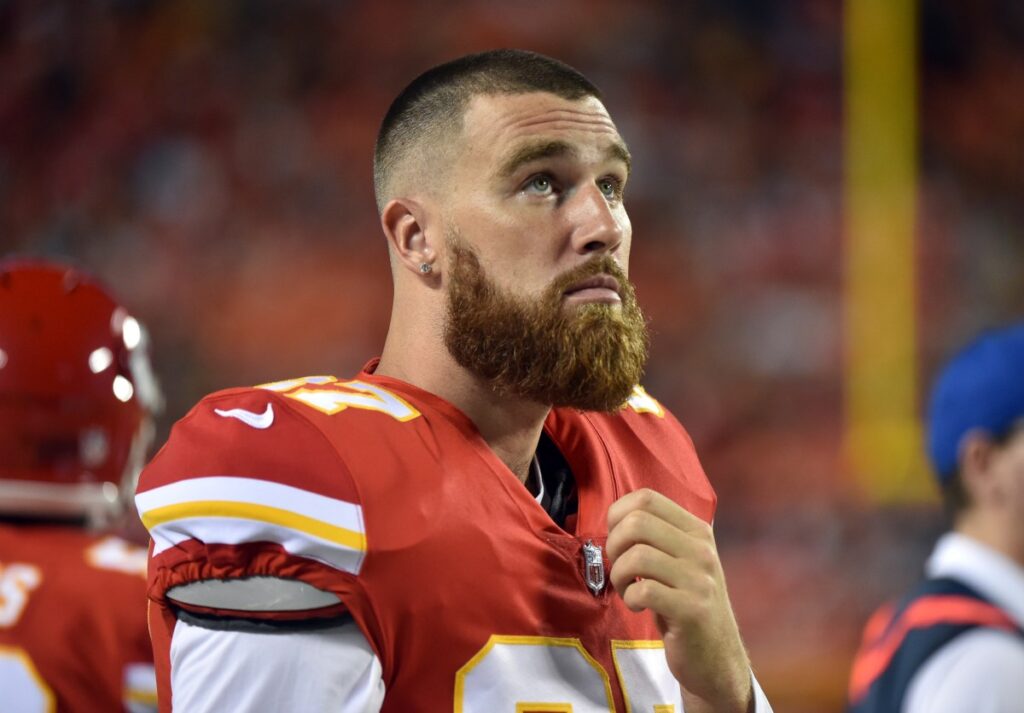 Travis Kelce sonriendo mientras deja una propina generosa en un autoservicio de postres