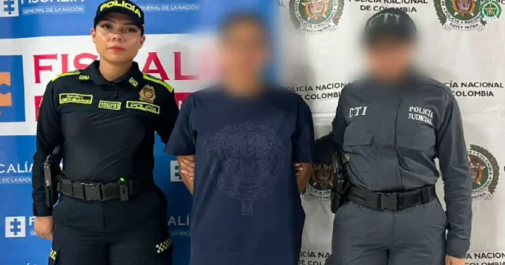 Imagen de una mujer bajo custodia policial por el fallecimiento de su hija