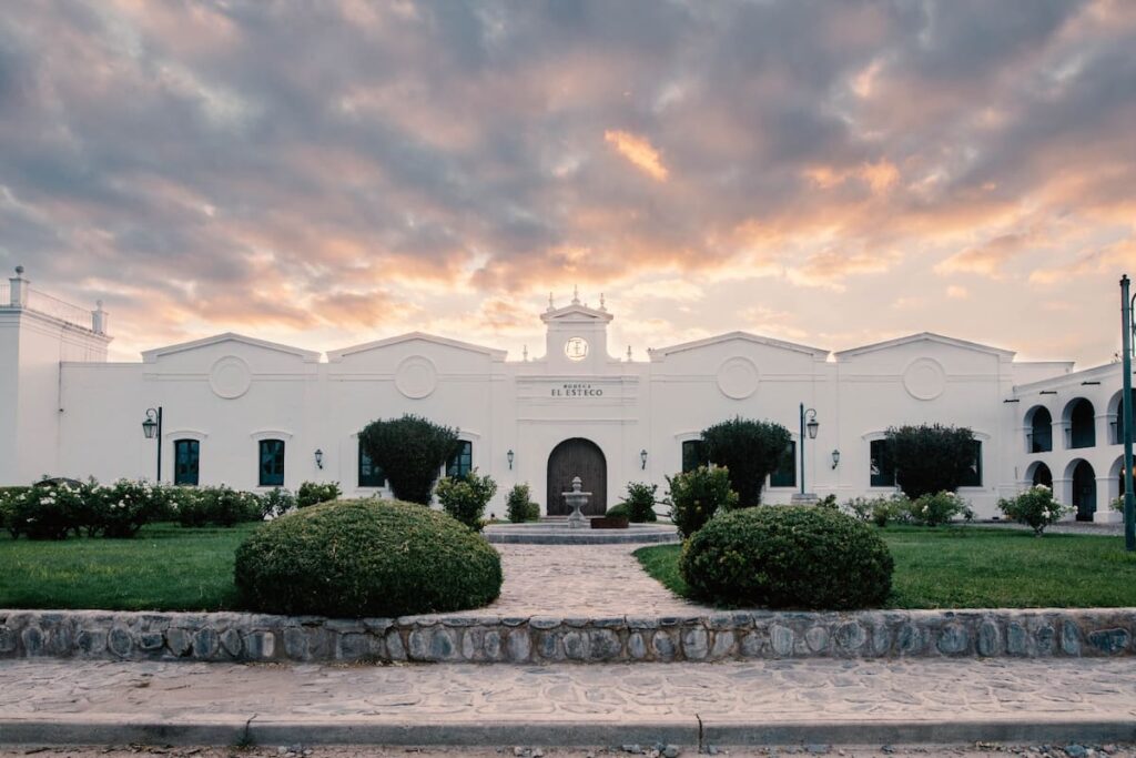 Un Chardonnay de Bodega El Esteco en una imagen con un paisaje de viñedo a 2000 metros