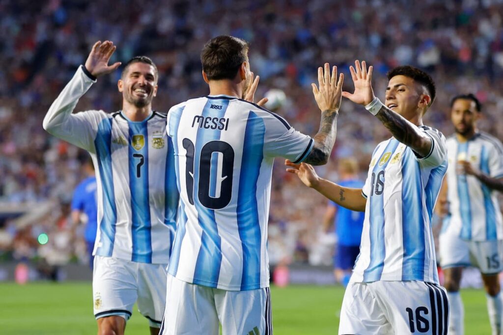 Jugadores de la selección argentina en formación con equilibrio de elementos astrológicos