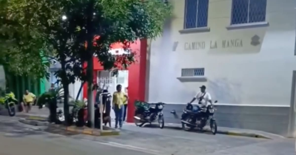 Imagen de una escena del crimen con policías y familiares de las víctimas en el barrio Me Quejo de Barranquilla
