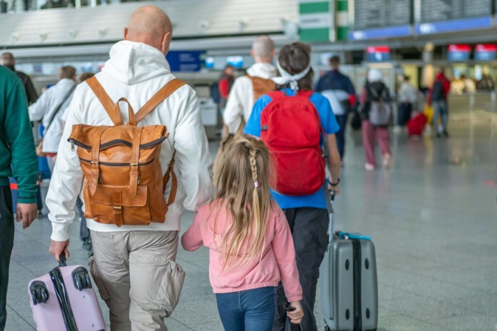 Avión despegando con paisaje de verano y precios bajos en vuelos internacionales