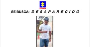 Imagen de una persona desaparecida con un 'Se busca' en el fondo