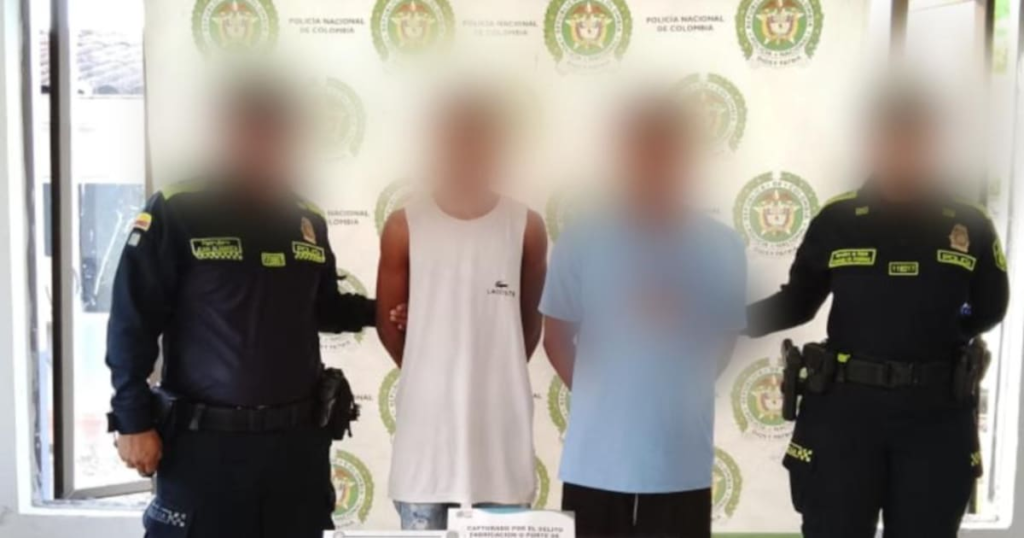Policías incautando marihuana y revólver en operativo en Bolívar