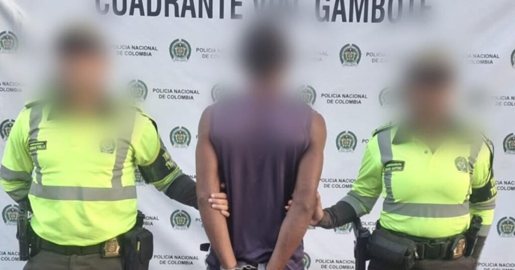 Policía capturando a hombre en motocicleta durante control vial en Bolívar