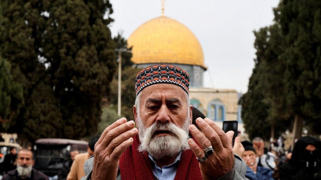 Ministro israelí Itamar Ben-Gvir con banderas en el recinto de Al Aqsa