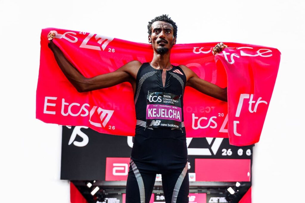 Yomif Kejelcha corriendo en competición de élite con dorsal adidas