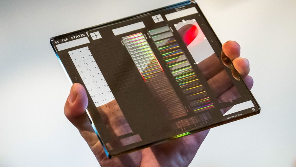 Una imagen de una oblea de silicio con patrones microscópicos, representando la complejidad de la fabricación de chips mediante la tecnología de ASML