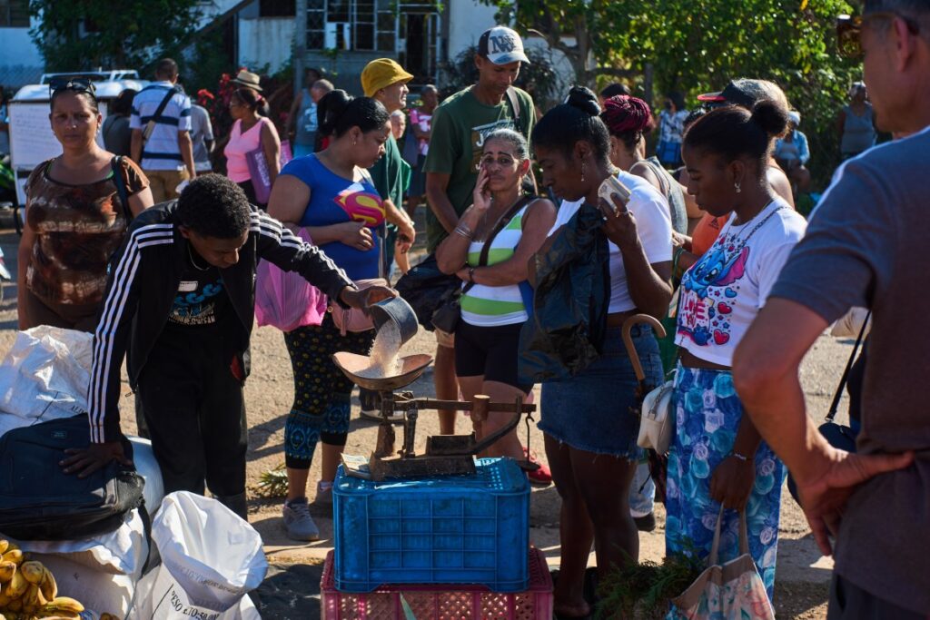Imagen de un buque de ayuda humanitaria bloqueado en un puerto de Cuba