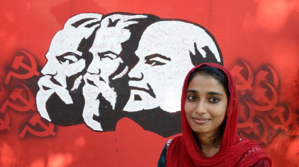 Imagen de manifestantes comunistas en la India con banderas rojas y carteles de partido
