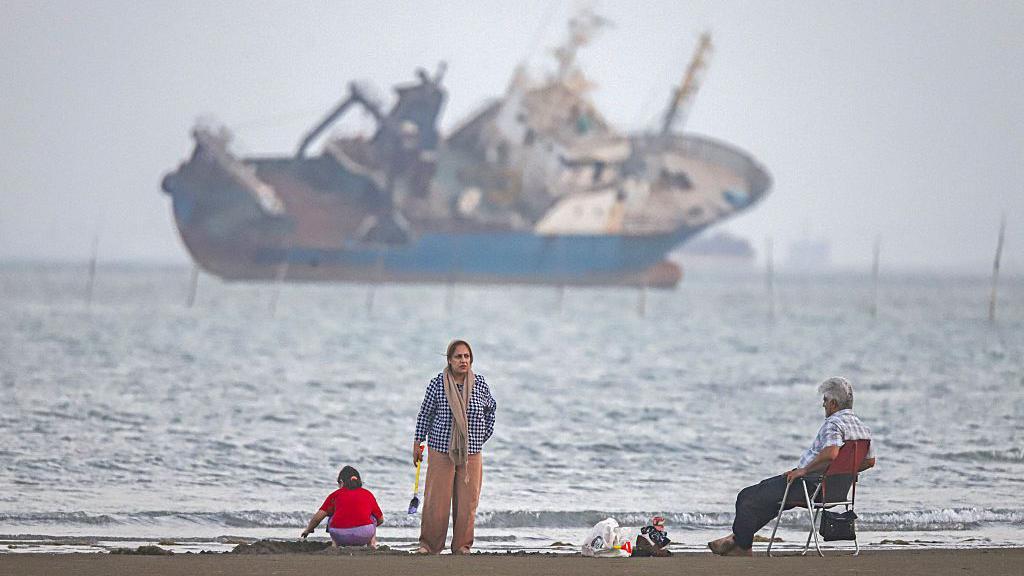 Imagen de un buque petrolero en el estrecho de Ormuz con misiles y drones en el fondo