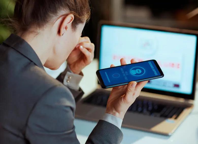Persona usando ChatGPT en su teléfono para procesar una pérdida emocional