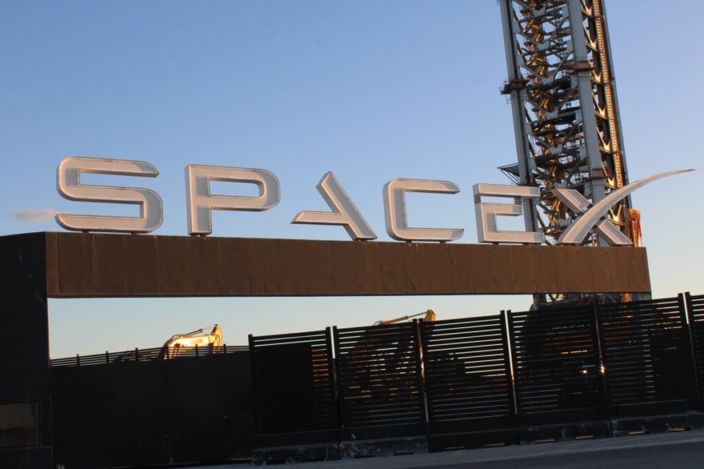 Una ilustración de cohete espacial con el logotipo de SpaceX en primer plano, simbolizando la posible riqueza que podría traer su salida a bolsa.