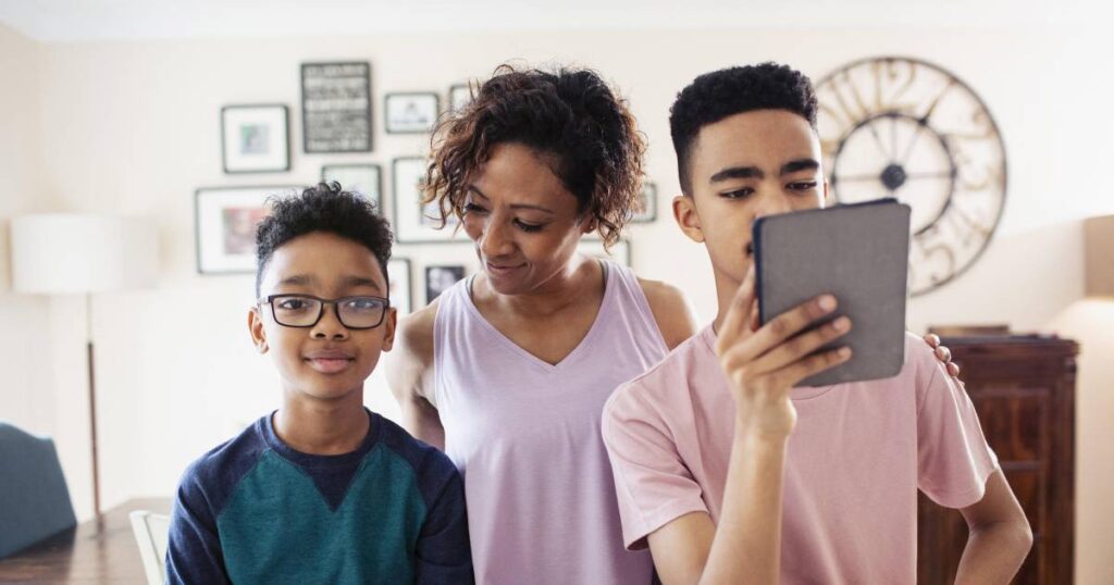 Imagen de una madre y su hijo adolescente, con una resonancia magnética de fondo, mostrando el cambio en la respuesta cerebral