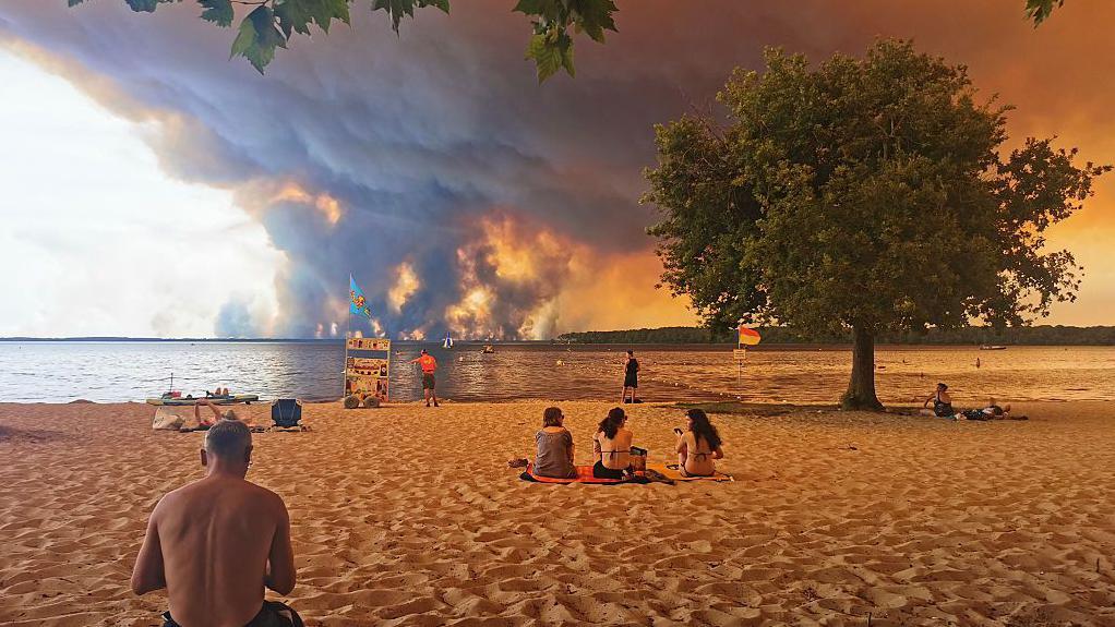 Qué es y cómo se forma una “nube de fuego”, el peligroso fenómeno generado por los incendios en Francia