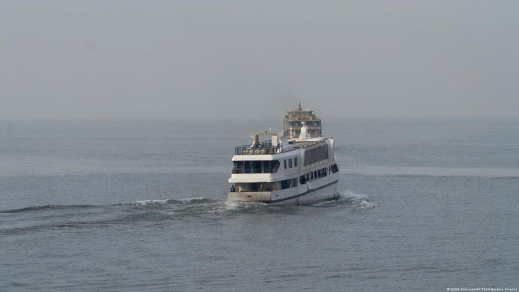 Buscan a 66 personas tras naufragio de ferry en Guyana
